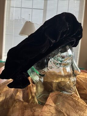 Vintage 1930s Black Velvet Hat